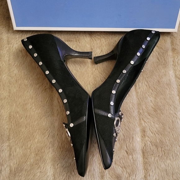 Hollywould $465 New with Box black pumps w metal handcuffs - Picture 5 of 11